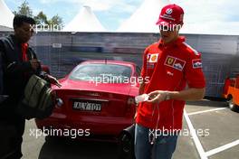 04.03.2004 Melbourne, Australia, F1, Thursday, March, Michael Schumacher, GER, Ferrari arrives at the track. Formula 1 World Championship, Rd 1, Australian Grand Prix. www.xpb.cc, EMail: info@xpb.cc - copy of publication required for printed pictures. Every used picture is fee-liable. c Copyright: reporter images / xpb.cc - LEGAL NOTICE: THIS PICTURE IS NOT FOR GREECE PRINT USE, KEINE PRINT BILDNUTZUNG IN GRIECHENLAND!