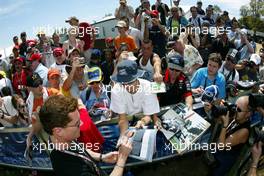 04.03.2004 Melbourne, Australia, F1, Thursday, March, David Coulthard, GBR, McLaren Mercedes signs a few autographs for his fans. Formula 1 World Championship, Rd 1, Australian Grand Prix. www.xpb.cc, EMail: info@xpb.cc - copy of publication required for printed pictures. Every used picture is fee-liable. c Copyright: xpb.cc