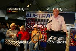 04.03.2004 Melbourne, Australia, F1, Thursday, March, Flavio Briatore, ITA, Renault, Teamchief, Managing Director, Bernie Ecclestone, GBR, Slavica Ecclestone, SLO, Wife to Bernie Ecclestone and Ron Walker, AUS, Australian Grand Prix Corporation Chairman. Formula 1 World Championship, Rd 1, Australian Grand Prix. www.xpb.cc, EMail: info@xpb.cc - copy of publication required for printed pictures. Every used picture is fee-liable. c Copyright: reporter images / xpb.cc - LEGAL NOTICE: THIS PICTURE IS NOT FOR GREECE PRINT USE, KEINE PRINT BILDNUTZUNG IN GRIECHENLAND!