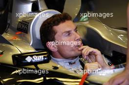 04.03.2004 Melbourne, Australia, F1, Thursday, March, David Coulthard, GBR, West McLaren Mercedes, MP4-19, Pitlane, Box, Garage has a drink. Formula 1 World Championship, Rd 1, Australian Grand Prix. www.xpb.cc, EMail: info@xpb.cc - copy of publication required for printed pictures. Every used picture is fee-liable. c Copyright: xpb.cc