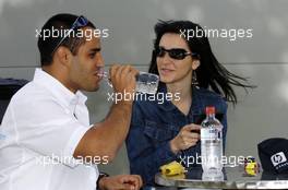04.03.2004 Melbourne, Australia, F1, Thursday, March, Juan-Pablo Montoya, COL, BMW WilliamsF1 has a drink of water. Connie Montoya, Wife of Juan Pablo Montoya. Formula 1 World Championship, Rd 1, Australian Grand Prix. www.xpb.cc, EMail: info@xpb.cc - copy of publication required for printed pictures. Every used picture is fee-liable. c Copyright: xpb.cc