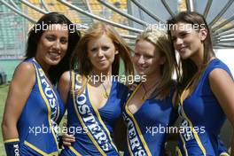 04.03.2004 Melbourne, Australia, F1, Thursday, March, Foster's Girls. Formula 1 World Championship, Rd 1, Australian Grand Prix. www.xpb.cc, EMail: info@xpb.cc - copy of publication required for printed pictures. Every used picture is fee-liable. c Copyright: xpb.cc