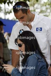 04.03.2004 Melbourne, Australia, F1, Thursday, March, Juan-Pablo Montoya, COL, BMW WilliamsF1 watches Connie Montoya, Wife of Juan Pablo Montoya, playing the Nintendo gameboy. Formula 1 World Championship, Rd 1, Australian Grand Prix. www.xpb.cc, EMail: info@xpb.cc - copy of publication required for printed pictures. Every used picture is fee-liable. c Copyright: photo4 / xpb.cc - LEGAL NOTICE: THIS PICTURE IS NOT FOR ITALY  AND GREECE  PRINT USE, KEINE PRINT BILDNUTZUNG IN ITALIEN  UND  GRIECHENLAND! 