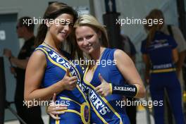 04.03.2004 Melbourne, Australia, F1, Thursday, March, A couple of Fosters girls give the thumbs up. Formula 1 World Championship, Rd 1, Australian Grand Prix. www.xpb.cc, EMail: info@xpb.cc - copy of publication required for printed pictures. Every used picture is fee-liable. c Copyright: xpb.cc