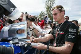 04.03.2004 Melbourne, Australia, F1, Thursday, March, David Coulthard, GBR, McLaren Mercedes signs a few autographs for his fans. Formula 1 World Championship, Rd 1, Australian Grand Prix. www.xpb.cc, EMail: info@xpb.cc - copy of publication required for printed pictures. Every used picture is fee-liable. c Copyright: xpb.cc
