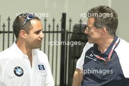 04.03.2004 Melbourne, Australia, F1, Thursday, March, Juan-Pablo Montoya, COL, BMW WilliamsF1 talks with Mario Theissen, Dr., GER, BMW Motorsport Director. Formula 1 World Championship, Rd 1, Australian Grand Prix. www.xpb.cc, EMail: info@xpb.cc - copy of publication required for printed pictures. Every used picture is fee-liable. c Copyright: Kucera / xpb.cc - LEGAL NOTICE: THIS PICTURE IS NOT FOR AUSTRIA PRINT USE, KEINE PRINT BILDNUTZUNG IN OESTERREICH!