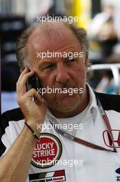 04.03.2004 Melbourne, Australia, F1, Thursday, March, David Richards, GBR, BAR, Teamchief, Team Principal talks on his mobile phone. Formula 1 World Championship, Rd 1, Australian Grand Prix. www.xpb.cc, EMail: info@xpb.cc - copy of publication required for printed pictures. Every used picture is fee-liable. c Copyright: xpb.cc