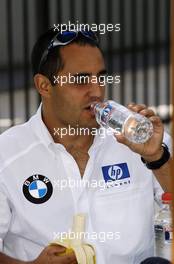 04.03.2004 Melbourne, Australia, F1, Thursday, March, Juan-Pablo Montoya, COL, BMW WilliamsF1 has a drink of water. Formula 1 World Championship, Rd 1, Australian Grand Prix. www.xpb.cc, EMail: info@xpb.cc - copy of publication required for printed pictures. Every used picture is fee-liable. c Copyright: xpb.cc