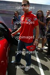 04.03.2004 Melbourne, Australia, F1, Thursday, March, Michael Schumacher, GER, Ferrari arrives at the track. Formula 1 World Championship, Rd 1, Australian Grand Prix. www.xpb.cc, EMail: info@xpb.cc - copy of publication required for printed pictures. Every used picture is fee-liable. c Copyright: reporter images / xpb.cc - LEGAL NOTICE: THIS PICTURE IS NOT FOR GREECE PRINT USE, KEINE PRINT BILDNUTZUNG IN GRIECHENLAND!