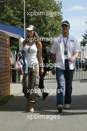 04.03.2004 Melbourne, Australia, F1, Thursday, March, Ralf Schumacher, GER, BMW WilliamsF1 with Cora Schumacher, GER, Wife of Ralf Schumacher. Formula 1 World Championship, Rd 1, Australian Grand Prix. www.xpb.cc, EMail: info@xpb.cc - copy of publication required for printed pictures. Every used picture is fee-liable. c Copyright: photo4 / xpb.cc - LEGAL NOTICE: THIS PICTURE IS NOT FOR ITALY  AND GREECE  PRINT USE, KEINE PRINT BILDNUTZUNG IN ITALIEN  UND  GRIECHENLAND! 
