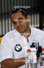 04.03.2004 Melbourne, Australia, F1, Thursday, March, Juan-Pablo Montoya, COL, BMW WilliamsF1 keeps himself refreshed. Formula 1 World Championship, Rd 1, Australian Grand Prix. www.xpb.cc, EMail: info@xpb.cc - copy of publication required for printed pictures. Every used picture is fee-liable. c Copyright: xpb.cc