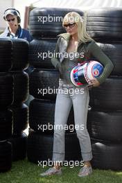 04.03.2004 Melbourne, Australia, F1, Thursday, March, A nice looking woman holding Jenson Button's Helmet. Formula 1 World Championship, Rd 1, Australian Grand Prix. www.xpb.cc, EMail: info@xpb.cc - copy of publication required for printed pictures. Every used picture is fee-liable. c Copyright: photo4 / xpb.cc - LEGAL NOTICE: THIS PICTURE IS NOT FOR ITALY  AND GREECE  PRINT USE, KEINE PRINT BILDNUTZUNG IN ITALIEN  UND  GRIECHENLAND! 
