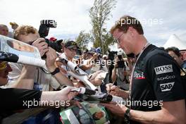 04.03.2004 Melbourne, Australia, F1, Thursday, March, David Coulthard, GBR, McLaren Mercedes signs a few autographs. Formula 1 World Championship, Rd 1, Australian Grand Prix. www.xpb.cc, EMail: info@xpb.cc - copy of publication required for printed pictures. Every used picture is fee-liable. c Copyright: xpb.cc