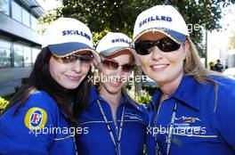 04.03.2004 Melbourne, Australia, F1, Thursday, March, Foster's girls. Formula 1 World Championship, Rd 1, Australian Grand Prix. www.xpb.cc, EMail: info@xpb.cc - copy of publication required for printed pictures. Every used picture is fee-liable. c Copyright: xpb.cc