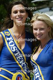 04.03.2004 Melbourne, Australia, F1, Thursday, March, Fosters girls. Formula 1 World Championship, Rd 1, Australian Grand Prix. www.xpb.cc, EMail: info@xpb.cc - copy of publication required for printed pictures. Every used picture is fee-liable. c Copyright: xpb.cc