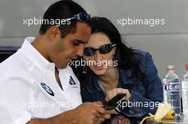 04.03.2004 Melbourne, Australia, F1, Thursday, March, Juan-Pablo Montoya, COL, BMW WilliamsF1 plays on the Nintendo Gameboy as Connie Montoya, Wife of Juan Pablo Montoya, watches. Formula 1 World Championship, Rd 1, Australian Grand Prix. www.xpb.cc, EMail: info@xpb.cc - copy of publication required for printed pictures. Every used picture is fee-liable. c Copyright: xpb.cc