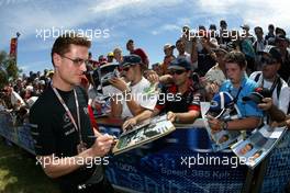 04.03.2004 Melbourne, Australia, F1, Thursday, March, David Coulthard, GBR, McLaren Mercedes signs a few autographs. Formula 1 World Championship, Rd 1, Australian Grand Prix. www.xpb.cc, EMail: info@xpb.cc - copy of publication required for printed pictures. Every used picture is fee-liable. c Copyright: xpb.cc