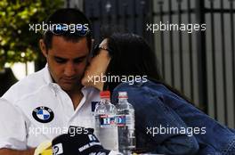 04.03.2004 Melbourne, Australia, F1, Thursday, March, Connie Montoya, Wife of Juan Pablo Montoya, tries to get Juan-Pablo Montoya, COL, BMW WilliamsF1 attention whilst he is playing on a Nintendo Gameboy. Formula 1 World Championship, Rd 1, Australian Grand Prix. www.xpb.cc, EMail: info@xpb.cc - copy of publication required for printed pictures. Every used picture is fee-liable. c Copyright: xpb.cc
