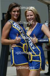 04.03.2004 Melbourne, Australia, F1, Thursday, March, a couple of Fosters girls give the thumbs up. Formula 1 World Championship, Rd 1, Australian Grand Prix. www.xpb.cc, EMail: info@xpb.cc - copy of publication required for printed pictures. Every used picture is fee-liable. c Copyright: xpb.cc