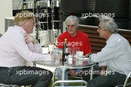 04.03.2004 Melbourne, Australia, F1, Thursday, March, Ron Walker, AUS, Australian Grand Prix Corporation Chairman, with Bernie Ecclestone, GBR, and Flavio Briatore, ITA, Renault, Teamchief, Managing Director. Formula 1 World Championship, Rd 1, Australian Grand Prix. www.xpb.cc, EMail: info@xpb.cc - copy of publication required for printed pictures. Every used picture is fee-liable. c Copyright: Kucera / xpb.cc - LEGAL NOTICE: THIS PICTURE IS NOT FOR AUSTRIA PRINT USE, KEINE PRINT BILDNUTZUNG IN OESTERREICH!