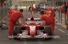 03.03.2004 Melbourne, Australia, F1, Wednesday, March, The Ferrari mechanics take the Ferrai to the FIA for a weigh in. Formula 1 World Championship, Rd 1, Australian Grand Prix preparations. www.xpb.cc, EMail: info@xpb.cc - copy of publication required for printed pictures. Every used picture is fee-liable. c Copyright: xpb.cc