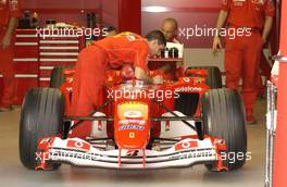 03.03.2004 Melbourne, Australia, F1, Wednesday, March, The Ferrari team start putting their cars together. Formula 1 World Championship, Rd 1, Australian Grand Prix preparations. www.xpb.cc, EMail: info@xpb.cc - copy of publication required for printed pictures. Every used picture is fee-liable. c Copyright: xpb.cc