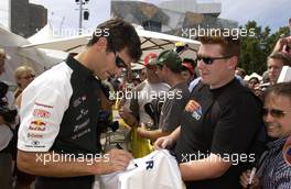 03.03.2004 Melbourne, Australia, F1, Wednesday, March, Fan Event in front of the Exibition Cente, Mark Webber, AUS, Jaguar, signs an autograph for one of his fans. Formula 1 World Championship, Rd 1, Australian Grand Prix preperations. www.xpb.cc, EMail: info@xpb.cc - copy of publication required for printed pictures. Every used picture is fee-liable. c Copyright: xpb.cc