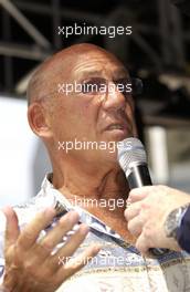 03.03.2004 Melbourne, Australia, F1, Wednesday, March, Fan Event in front of the Exibition Center, Stirling Moss, GBR makes an apperance in Melbourne. Formula 1 World Championship, Rd 1, Australian Grand Prix preperations. www.xpb.cc, EMail: info@xpb.cc - copy of publication required for printed pictures. Every used picture is fee-liable. c Copyright: xpb.cc