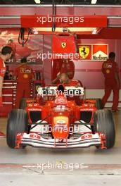 03.03.2004 Melbourne, Australia, F1, Wednesday, March, The Ferrari team start putting their cars together. Formula 1 World Championship, Rd 1, Australian Grand Prix preparations. www.xpb.cc, EMail: info@xpb.cc - copy of publication required for printed pictures. Every used picture is fee-liable. c Copyright: xpb.cc