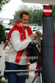 27.08.2004 Spa-Francorchamps, Belgium,  F1, Friday, Michael Schumacher (GER), Scuderia Ferrari Marlboro, Portrait, going through the security gates at the paddock entry - Formula 1 World Championship, Rd 14, Belgium Grand Prix, BEL, Belgium