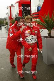 28.08.2004 Spa-Francorchamps, Belgium, F1, Saturday, August, Chris Dyer GBR, Ferrari Race Engineer with Michael Schumacher, GER, Ferrari - Formula 1 World Championship, Qualifying, Rd 14, Belgium Grand Prix, BEL, Belgium