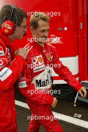 28.08.2004 Spa-Francorchamps, Belgium, F1, Saturday, August, Michael Schumacher, GER, Ferrari with Chris Dyer GBR, Ferrari Race Engineer - Formula 1 World Championship, Qualifying, Rd 14, Belgium Grand Prix, BEL, Belgium