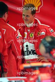 28.08.2004 Spa-Francorchamps, Belgium, F1, Saturday, August, Chris Dyer, GBR, Ferrari Race Engineer and Michael Schumacher, GER, Ferrari - Formula 1 World Championship, Practice, Rd 14, Belgium Grand Prix, BEL, Belgium