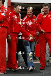 29.08.2004 Spa-Francorchamps, Belgium, F1, Sunday, August, Team group picture after the race, Michael Schumacher, GER, Ferrari - Formula 1 World Championship, Rd 14, Belgium Grand Prix, BEL, Belgium