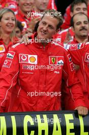 29.08.2004 Spa-Francorchamps, Belgium, F1, Sunday, August, team group picture after the race, Michael Schumacher, GER, Ferrari, - Formula 1 World Championship, Rd 14, Belgium Grand Prix, BEL, Belgium