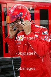 26.08.2004 Spa-Francorchamps, Belgium, F1, Thursday, August, Michael Schumacher, GER, Ferrari puts his helmet on before getting onto his scooter - Formula 1 World Championship, Rd 14, Belgium Grand Prix, BEL, Belgium