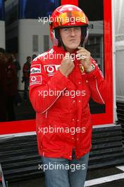 26.08.2004 Spa-Francorchamps, Belgium, F1, Thursday, August, Michael Schumacher, GER, Ferrari puts his helmet on before going onto the circuit on his scooter - Formula 1 World Championship, Rd 14, Belgium Grand Prix, BEL, Belgium