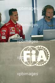 03.04.2004 Manama, Bahrain, F1, Saturday, April, Michael Schumacher, GER, Ferrari watches Juan-Pablo Montoya, COL, BMW WilliamsF1 qualifying lap, Formula 1 World Championship, Rd 3, Bahrain Grand Prix, BHR