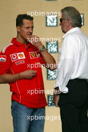 03.04.2004 Manama, Bahrain, F1, Saturday, April, Michael Schumacher, GER, Ferrari, talking with Willi Weber, GER, Driver - Manager, Portrait, Formula 1 World Championship, Rd 3, Bahrain Grand Prix, BHR