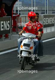 01.04.2004 Manama, Bahrain, F1, Thursday, April, Michael Schumacher, GER, Ferrari - goes on an sooter to whatch the track, Formula 1 World Championship, Rd 3, Bahrain Grand Prix, BHR