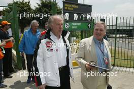 22.10.2004 Interlagos, Brazil, F1, Friday, October, David Richards, GBR, BAR, Teamchief, Team Principal and Patrick Head, GBR, BMW WilliamsF1, Technical Director come out of the Team managers meeting - Formula 1 World Championship, Rd 18, Brazilian Grand Prix, BRA, Brazil