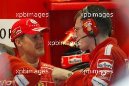 22.10.2004 Interlagos, Brazil, F1, Friday, October, Michael Schumacher, GER, Ferrari talks with Chris Dyer GBR, Ferrari Race Engineer - Formula 1 World Championship, Rd 18, Brazilian Grand Prix, BRA, Brazil