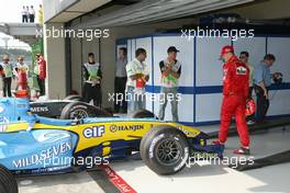 22.10.2004 Interlagos, Brazil, F1, Friday, October, Michael Schumacher, GER, Ferrari looks at Jacques Villeneuve's car - Formula 1 World Championship, Rd 18, Brazilian Grand Prix, BRA, Brazil, Practice