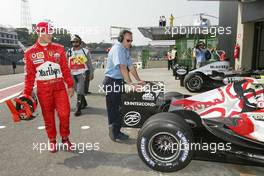 22.10.2004 Interlagos, Brazil, F1, Friday, October, Michael Schumacher, GER, Ferrari looks at Anthony Davidson's BAR - Formula 1 World Championship, Rd 18, Brazilian Grand Prix, BRA, Brazil, Practice