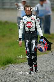 24.10.2004 Interlagos, Brazil, F1, Sunday, October, Jenson Button, GBR, BAR Honda walks back to the pits - Formula 1 World Championship, Rd 18, Brazilian Grand Prix, BRA, Brazil, Race