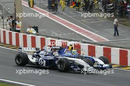 24.10.2004 Interlagos, Brazil, F1, Sunday, October, Juan-Pablo Montoya, COL, BMW WilliamsF1 and Felipe Massa, BRA, Sauber - Formula 1 World Championship, Rd 18, Brazilian Grand Prix, BRA, Brazil, Race