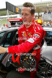 23.10.2004 Interlagos, Brazil, F1, Saturday, October, Michael Schumacher, GER, Ferrari returns to the pits after crashing - Formula 1 World Championship, Rd 18, Brazilian Grand Prix, BRA, Brazil