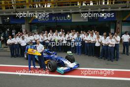 24.10.2004 Interlagos, Brazil, F1, Sunday, October, Giancarlo Fisichella, ITA leaves the Sauber team and he is given a barge board - Formula 1 World Championship, Rd 18, Brazilian Grand Prix, BRA, Brazil