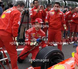 21.10.2004 Interlagos, Brazil, F1, Thursday, October, Michael Schumacher, GER, Ferrari makes a pit stop on the gun - Formula 1 World Championship, Rd 18, Brazilian Grand Prix, BRA, Brazil