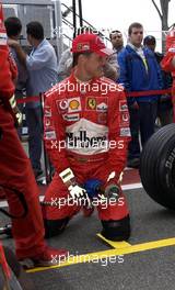 21.10.2004 Interlagos, Brazil, F1, Thursday, October, Michael Schumacher, GER, Ferrari makes a pit stop on the gun - Formula 1 World Championship, Rd 18, Brazilian Grand Prix, BRA, Brazil